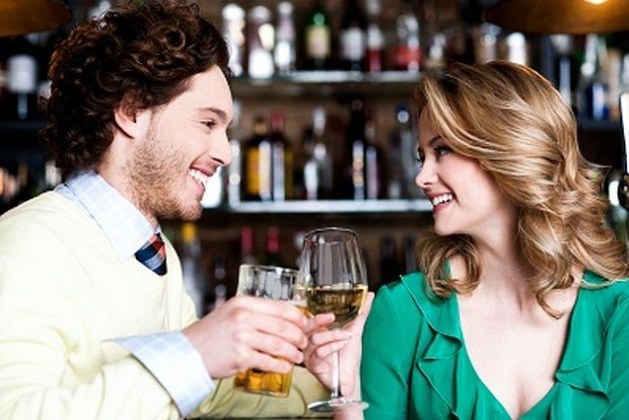 barbat care flirteaza cu o femeie